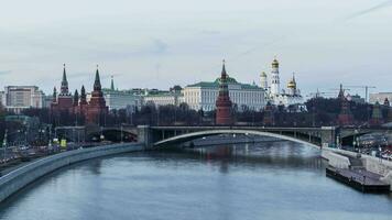 Moscou kremlin e Moscou rio dentro a tarde. 4k dia para noite Tempo lapso. ken queimaduras efeito. video