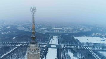 Moscou Estado universidade dentro Nevado inverno. aéreo visualizar. vôo em volta. video