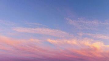 tid upphöra av rosa moln och blå himmel på solnedgång. video