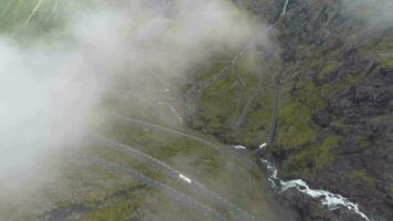 trollstigen. troll montagna strada nel Norvegia. curvo serpentina nel nebbia. aereo Visualizza video