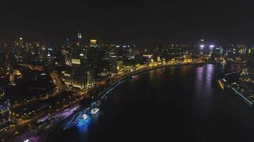 bund aterro e iluminado Xangai paisagem urbana às noite. puxi distrito e Huangpu rio. aéreo visualizar. zangão é vôo frente e para cima.. video