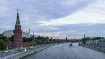 Zeit Ablauf von Moskau Kreml und Moskau Fluss mit Schiffe beim Sonnenuntergang. Autos der Verkehr auf Kreml Damm und ziehen um Wolken. Russland. video