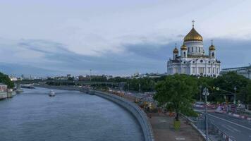 hora lapso de catedral de Cristo el salvador, Moscú río y carros tráfico a puesta de sol. Moscú, Rusia video