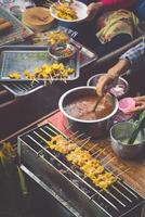 comida en maldito Saduak flotante mercado cerca bangkok, Tailandia foto