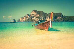 largo barco y tropical playa, andaman mar, fi fi Islas, Tailandia foto