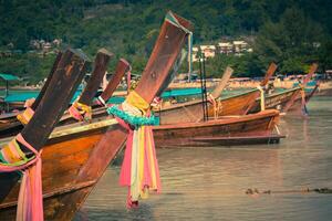 tailandés tradicional barcos en Phi Phi Islas, Tailandia foto