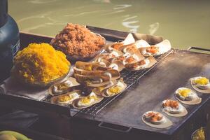 tradicional flotante mercado en bangkok, Tailandia foto