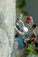 un niña sube un roca. mujer comprometido en extremo deporte. foto