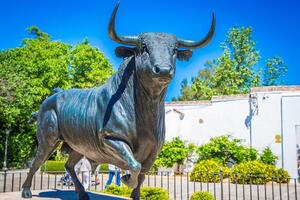 toro estatua en frente de el toreo arena en ronda, España foto