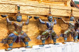 guardias en el base nivel de estupa en wat phra Keo, Tailandia foto