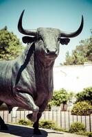 toro estatua en frente de el toreo arena en ronda, España foto