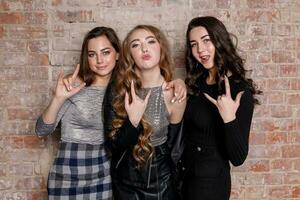 Tres hembra amigos posando en frente foto