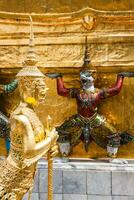 dorado ángulo a wat phra kaeo, templo de el Esmeralda Buda y el hogar de el tailandés rey. wat phra kaeo es uno de bangkok más famoso turista sitios y eso estaba construido en 1782 a bangkok, tailandia foto