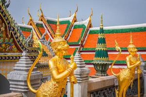 dorado ángulo a wat phra kaeo, templo de el Esmeralda Buda y el hogar de el tailandés rey. wat phra kaeo es uno de bangkok más famoso turista sitios y eso estaba construido en 1782 a bangkok, tailandia foto