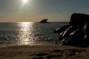 puesta de sol playa en capa mayo nuevo jersey dónde usted lata obtener un genial ver de el Dom yendo abajo a través de el Oceano y el bahía. el reflexión de el Dom en el agua con el hundido Embarcacion mira entonces hermosa. foto