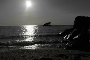 puesta de sol playa en capa mayo nuevo jersey dónde usted lata obtener un genial ver de el Dom yendo abajo a través de el Oceano y el bahía. el reflexión de el Dom en el agua con el hundido Embarcacion mira entonces hermosa. foto