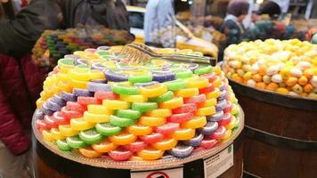 dinde Istanbul 18 juillet 2023. sucre recouvert gelée des haricots dans le forme de coloré tranché fruit video