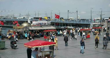 Truthahn Istanbul 23 Juli 2023. Boot Fisch Restaurant beim Galata Brücke Eminonu golden Horn Istanbul video