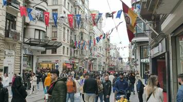 Truthahn istambul 19 Juni 2023. überfüllt istiklal Straße im Taksim, Istanbul, video