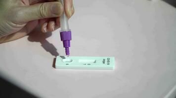 positivo test risultato di utilizzando rapido test per omicron coronavirus variante, Presto veloce anticorpo punto di cura test. tampone nel il ospedale laboratorio video