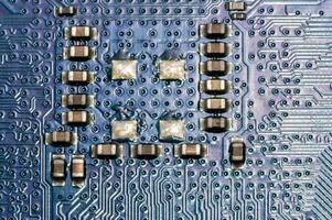 un cerca arriba de un circuito tablero con muchos electrónico componentes foto
