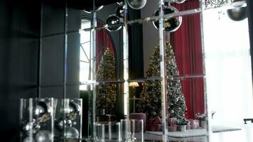 Natal e Novo ano moderno prata interior decoração. verde árvore decorado com brinquedos, presentes, presente caixas às casa video
