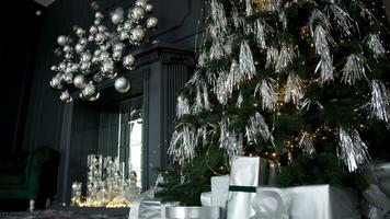 Natal e Novo ano moderno prata interior decoração. verde árvore decorado com brinquedos, presentes, presente caixas às casa video
