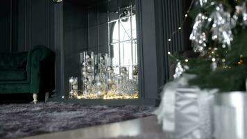 Kerstmis en nieuw jaar modern zilver interieur decoratie. groen boom versierd met speelgoed, geschenken, Cadeau dozen Bij huis video