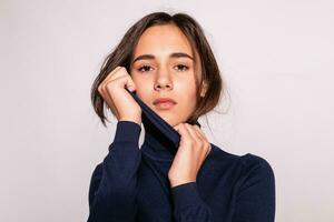 foto de positivo joven bonito mujer en amarillo hasta la rodilla