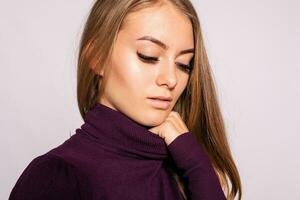 foto de positivo joven bonito mujer en amarillo hasta la rodilla