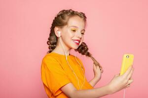 linda pequeño niña tomando selfie en color antecedentes foto