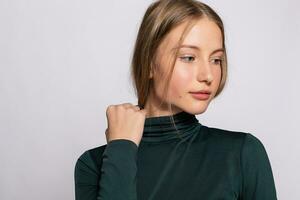 foto de positivo joven bonito mujer en amarillo hasta la rodilla