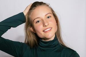 foto de positivo joven bonito mujer en amarillo hasta la rodilla