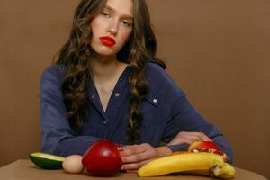 joven mujer en grupo de fruta. cuidado de la salud. foto