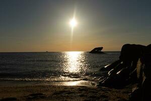 puesta de sol playa en capa mayo nuevo jersey dónde usted lata obtener un genial ver de el Dom yendo abajo a través de el Oceano y el bahía. el reflexión de el Dom en el agua con el hundido Embarcacion mira entonces hermosa. foto