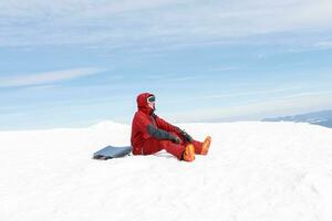 snowboarder se sienta alto en el montañas foto