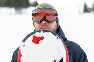 hombre Snowboarding en el montañas foto