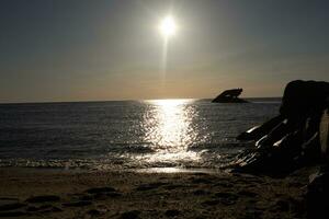 puesta de sol playa en capa mayo nuevo jersey dónde usted lata obtener un genial ver de el Dom yendo abajo a través de el Oceano y el bahía. el reflexión de el Dom en el agua con el hundido Embarcacion mira entonces hermosa. foto