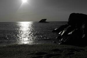 puesta de sol playa en capa mayo nuevo jersey dónde usted lata obtener un genial ver de el Dom yendo abajo a través de el Oceano y el bahía. el reflexión de el Dom en el agua con el hundido Embarcacion mira entonces hermosa. foto