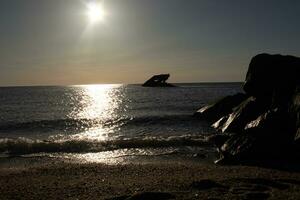 puesta de sol playa en capa mayo nuevo jersey dónde usted lata obtener un genial ver de el Dom yendo abajo a través de el Oceano y el bahía. el reflexión de el Dom en el agua con el hundido Embarcacion mira entonces hermosa. foto