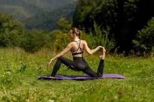 aptitud mujer sentado en un yoga actitud en un parque. foto