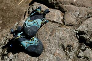 alpinismo Zapatos mentira en el Roca foto