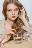 sonriente joven mujer con vaso de agua foto