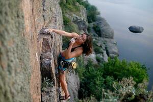 un niña sube un roca. mujer comprometido en extremo deporte. foto