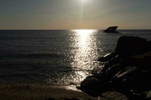 puesta de sol playa en capa mayo nuevo jersey dónde usted lata obtener un genial ver de el Dom yendo abajo a través de el Oceano y el bahía. el reflexión de el Dom en el agua con el hundido Embarcacion mira entonces hermosa. foto