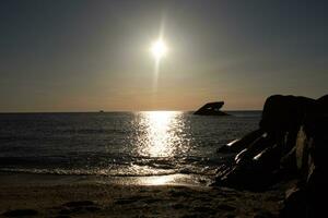 puesta de sol playa en capa mayo nuevo jersey dónde usted lata obtener un genial ver de el Dom yendo abajo a través de el Oceano y el bahía. el reflexión de el Dom en el agua con el hundido Embarcacion mira entonces hermosa. foto