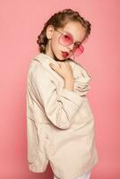 pequeño niña en rosado lentes. foto