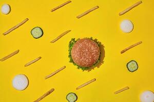 diseño concepto de Bosquejo hamburguesa y francés papas fritas conjunto en amarillo antecedentes. foto