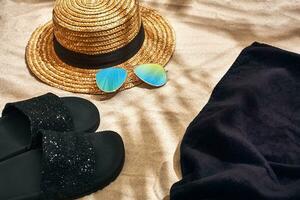 verano antecedentes con Paja sombrero, Gafas de sol, protector solar botella y dar la vuelta fracasos foto