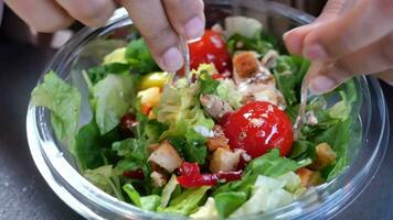 Frauen Essen Salat im ein Plastik Schüssel draussen video